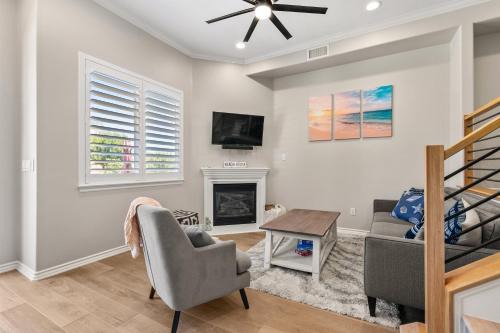 Carlsbad Village Escape 3-Bed 2,5-Bath steps from the beach