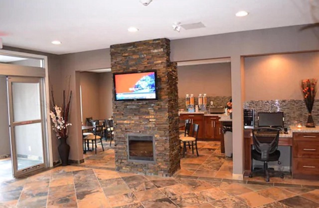 Carlyle Western Star Inn & Suites