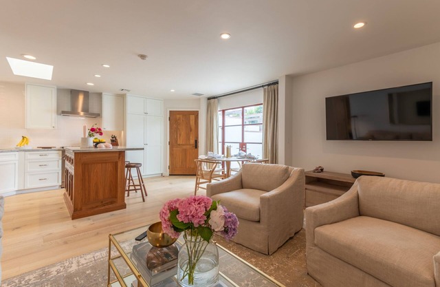 Carmel-By-The-Sea~~ Corner of Mission & 7th. ~~ 2 Bedroom Luxury Apartment