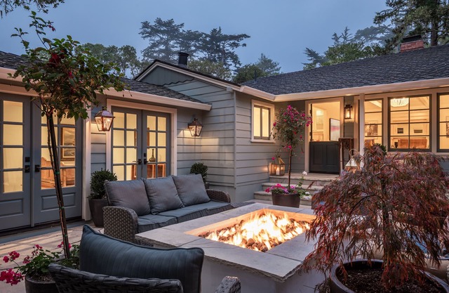 Carmel-by-the-Sea, Walk to Town, Gourmet Kitchen, 3BR, 2.5BA, Courtyard, Firepit