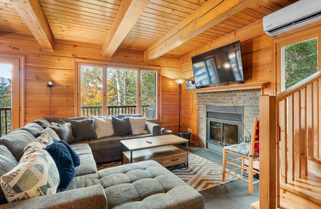 Carmen: waterfront chalet w/ spa & sauna