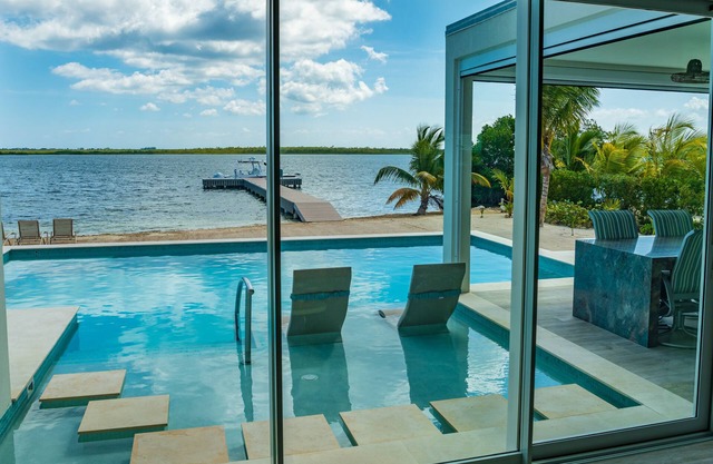 Carolina Kai - NEWLY BUILT luxury villa, private beach in Rum Point / Cayman Kai