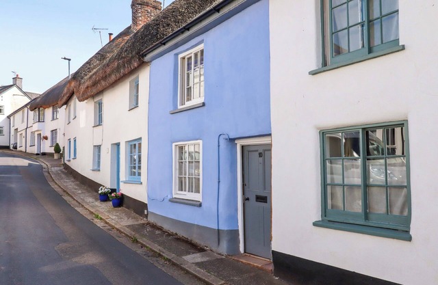CARPENTER'S COTTAGE, pet friendly, with open fire in Hatherleigh