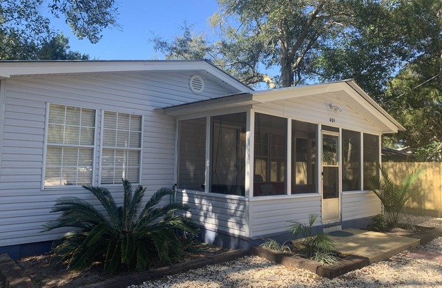 Carrabelle Snapper Shack, sleeps 6. Five min to Carrabelle beach, hot tub!