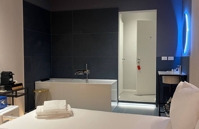 Carrara24