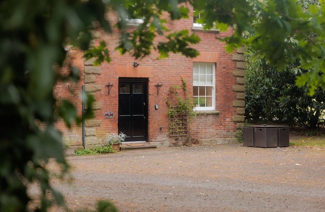 CARRIAGE COTTAGE, family friendly, with a garden in Bridgnorth