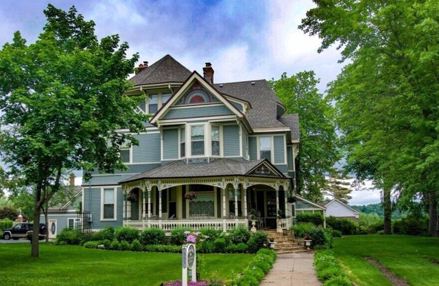 Carriage House - Aurora Staples Inn