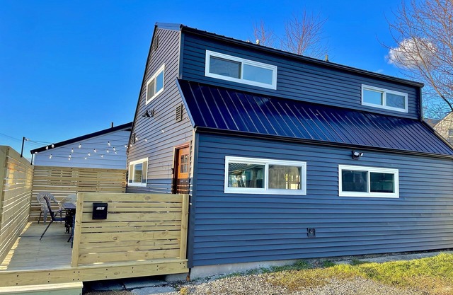 Carriage house! Close to hospital, firepit, outdoor dining