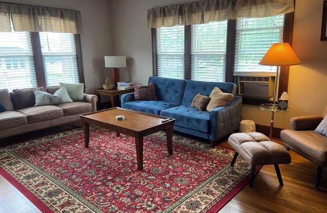 Carriage House:Your Cozy Summer Base in the Heart of Wyandotte