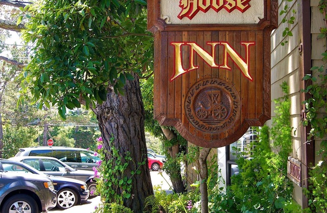 Carriage House Inn