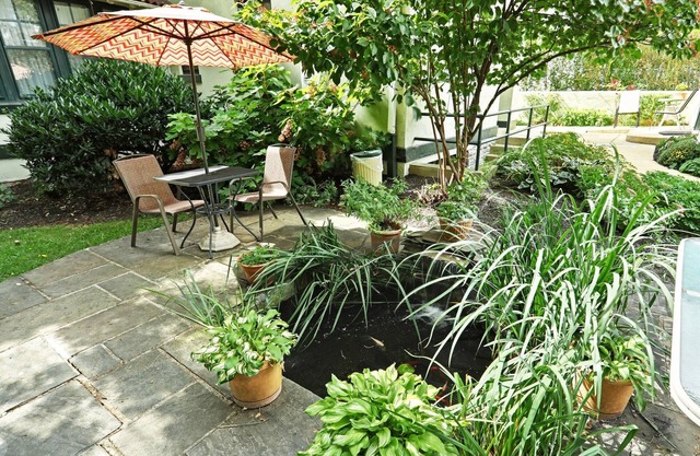 Carriage House w/ Fireplace, Jacuzzi Tub & Firepit