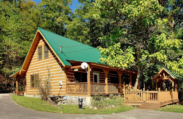 Carrie's - 4 Bedrooms, 2.5 Baths, Sleeps 12 Cabin by RedAwning