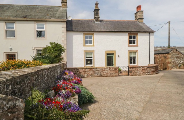 CARROCK COTTAGE, family friendly, with open fire in Dalston