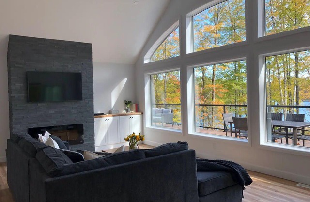 Carson’s Cottage - Explore 5 Acres with Waterfront