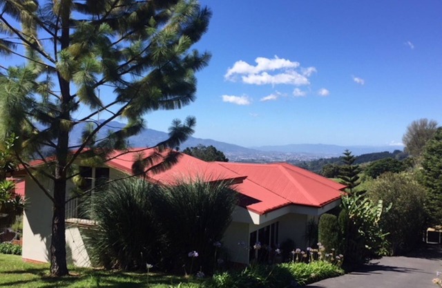 Cartago Hills Home mit herrlichem Blick auf San Jose