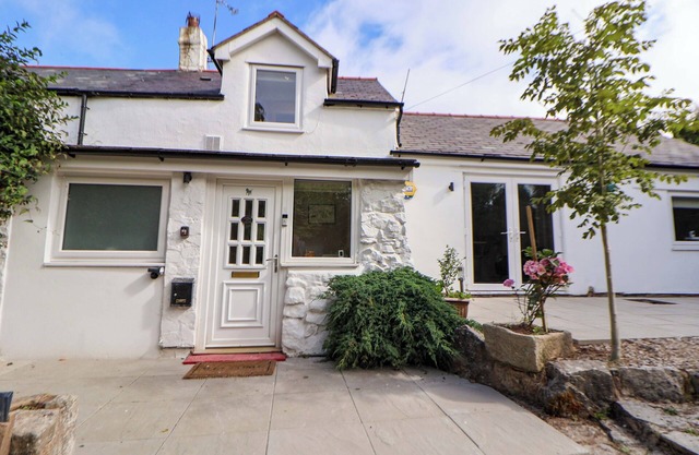 CARTREF, pet friendly, with a garden in Holywell
