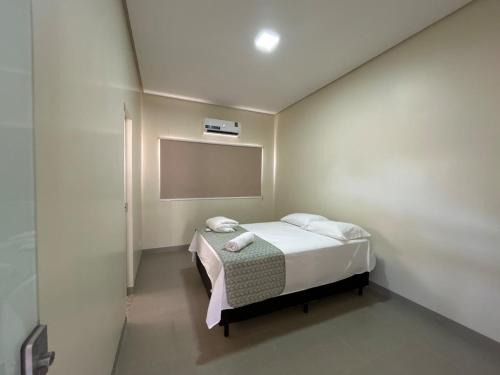 Casa 04 - Casa com 2 quartos, sendo uma suíte localizada próximo a rodoviária e o aeroporto