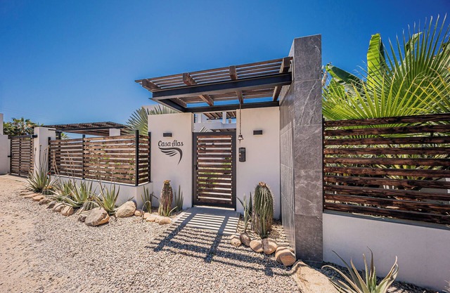 Casa Alas. New, Modern, Private Pool, and a Walk to the Beach!