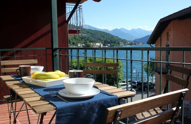 Casa Alba, town centre Apartment with lovely balcony ad lake view, sleeps 4