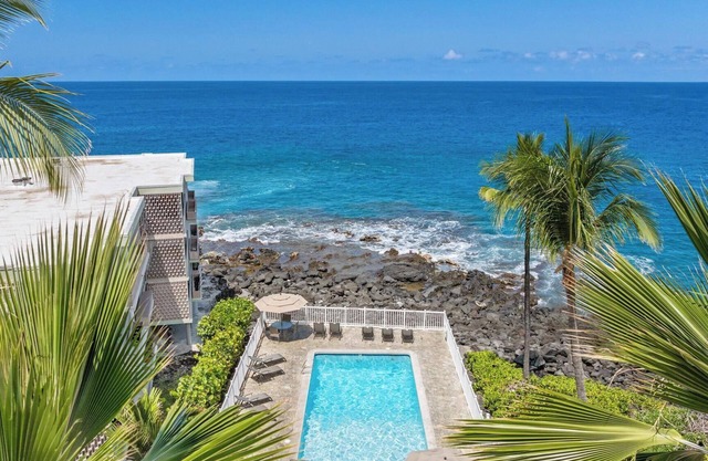 Casa Aloha Designer Condo w Oceanfront Pool