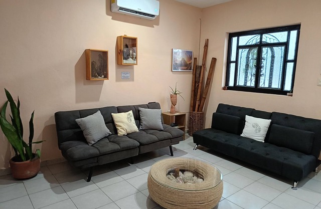 "Casa aluxes" Apt. spacious & fresh, located downtown, 1 block away from seawall