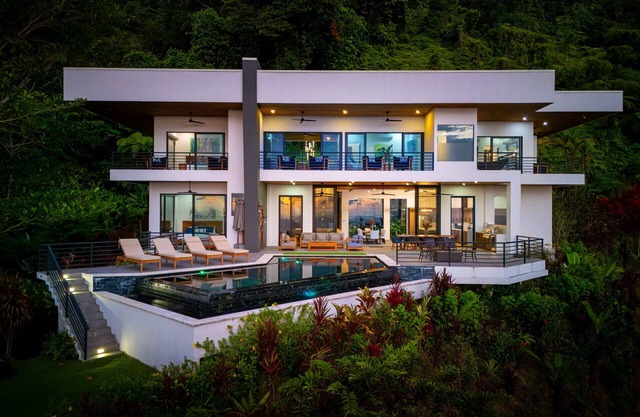 Atemberaubende Luxus-Pool-Villa mit 4 Schlafzimmern und Meerblick