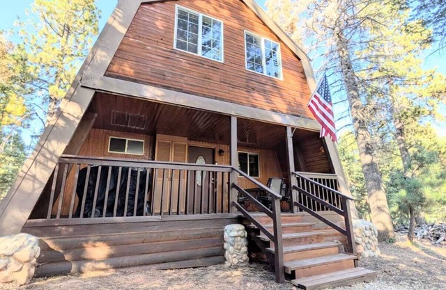 CASA AMIGOS CABIN - CHARMING COTTAGE CABIN WITH LOFT AND MODERN AMENITIES