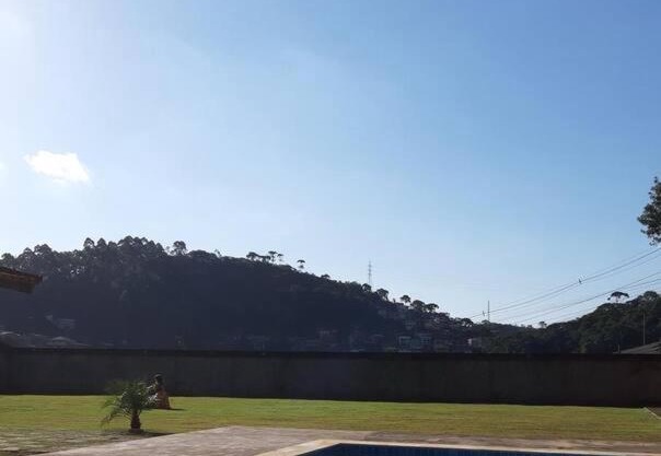 Casa ampla com 5 suítes, piscina e churrasqueira.