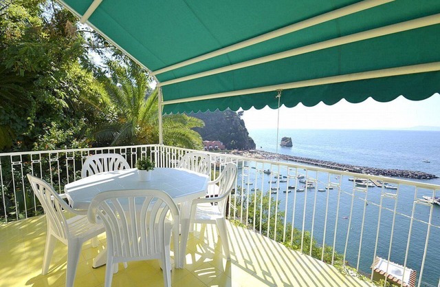 Casa Andreina A: A pleasant and spacious independent house which faces the sun and the sea, with Free WI-FI.