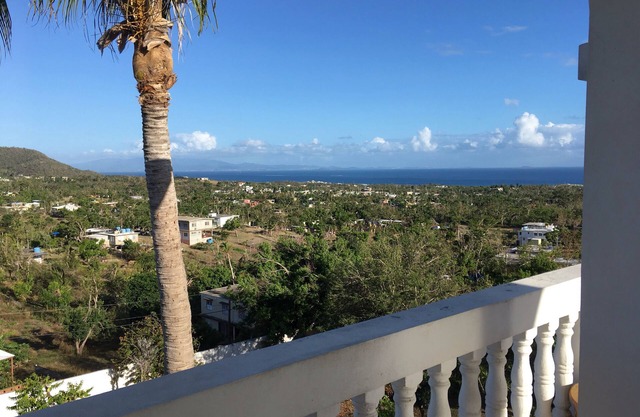 Entfliehen Sie dem atemberaubenden Blick auf das Meer und den Pool!