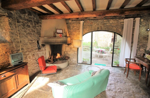 Casa Arco: Charmantes Ferienhaus mit Gemeinschaftspool und Talblick in der Nähe von Florenz