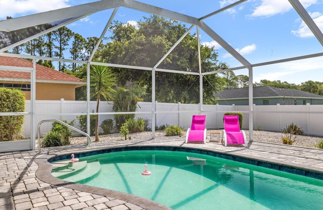 Casa Azul! 11min - warm mineral springs, 25min - beaches! HEATED Pool & floats!