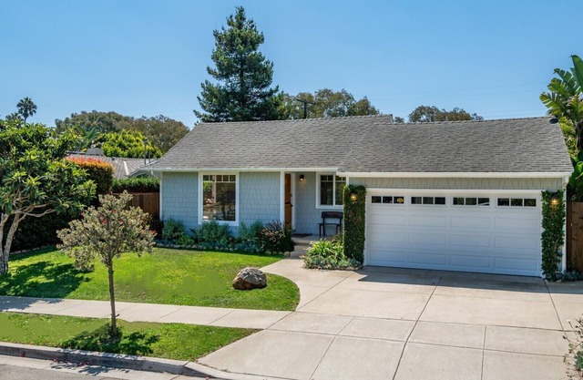 Casa Azul - Coastal Charm in Shoreline Mesa Neighborhood