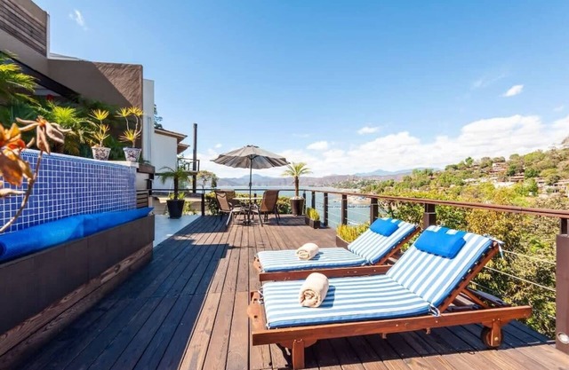 Casa Azul. Lakeview Terrace Retreat in Avándaro