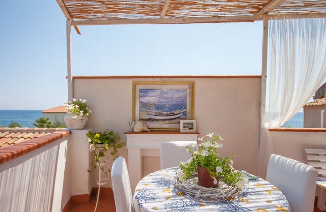 Casa Azzurra Front Beach, Riposto, Italy