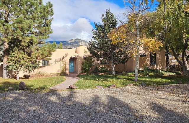 Casa Bella Compound- private yard- stream gourmet kitchen high speed internet
