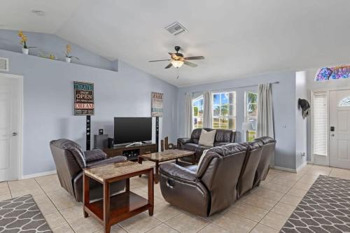 Casa Bella- Upgraded Waterfront Residence in Cape Coral with Heated Pool and Free Bikes