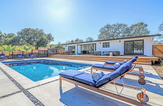 Casa Blanca - Remodeled! Quiet, view and pool!