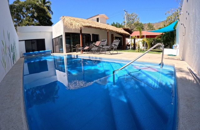 Beautiful private house with huge pool! Walking distance to beach & restaurants