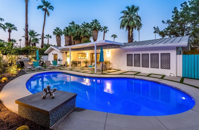 Casa Cahuilla - Walk to downtown Palm Springs from this Tennis Club retreat
