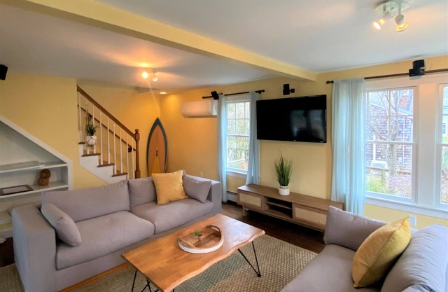 Casa Calypso-10 minutes to Newport and Narragansett. Walk to beach!