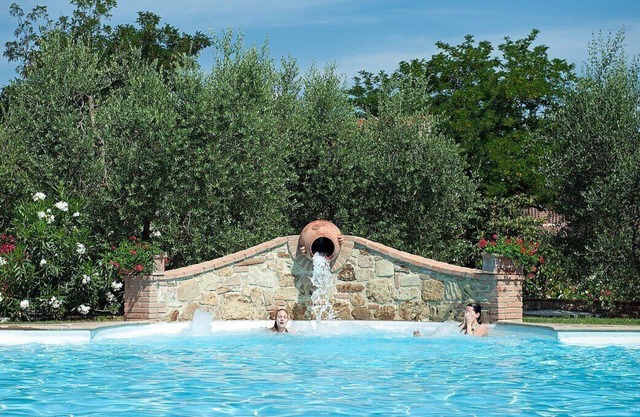 Casa Canarino A: Eine charmante Wohnung umgeben von Wiesen und grünen Hügeln.