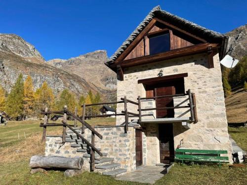 Casa Cantone Devero-baita storica con balcone e giardino, posizione comoda e soleggiata- spazio biciclette