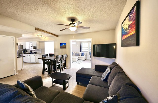 Casa Capri! Minutes to NM State University & Historic downtown Mesilla.