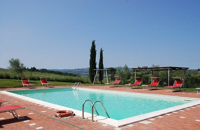 Casa Cassiodoro A ist eine malerische alte Bauernhaus umgeben von Weinbergen und Olivenhainen, für sechs Personen. Casa Cassiodoro A ist ca. 100 qm und hat einen Gemeinschaftspool, einen privaten Garten, Klimaanlage und Heizung.