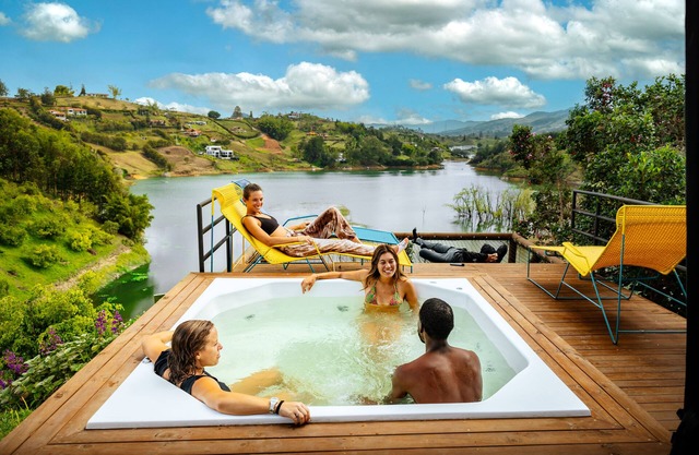 Casa Chévere - Vibrant & Fun Lakeside Oasis