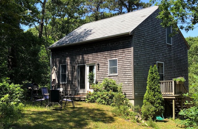 Das Casa Chica ist ein charmantes Cottage im Wald. Denken Sie an Strand oder R & R!