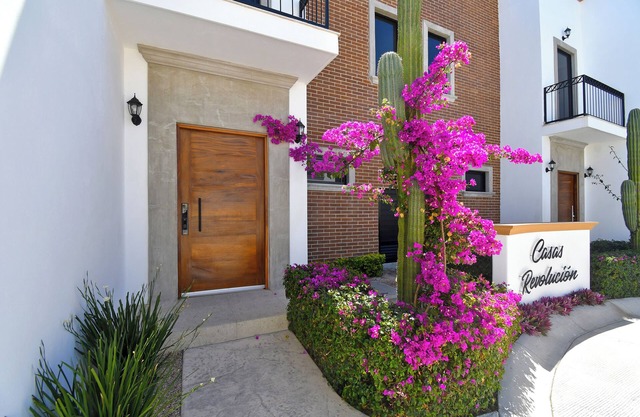 Casa Colibrí - built 2023, Sleeps 9, Secure, 2 blks to Malecon, Private-HTD Pool