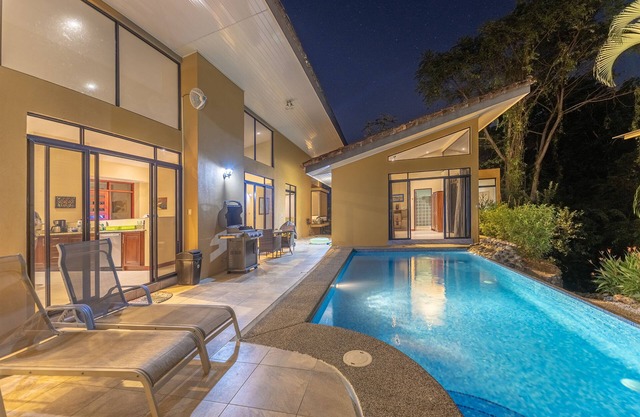 Luxus-Ferienhaus mit Pool in privater Umgebung gegenüber von Playa Esterillos