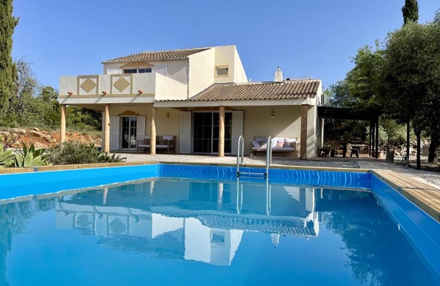 Casa Colinas Roxas by Portucasa